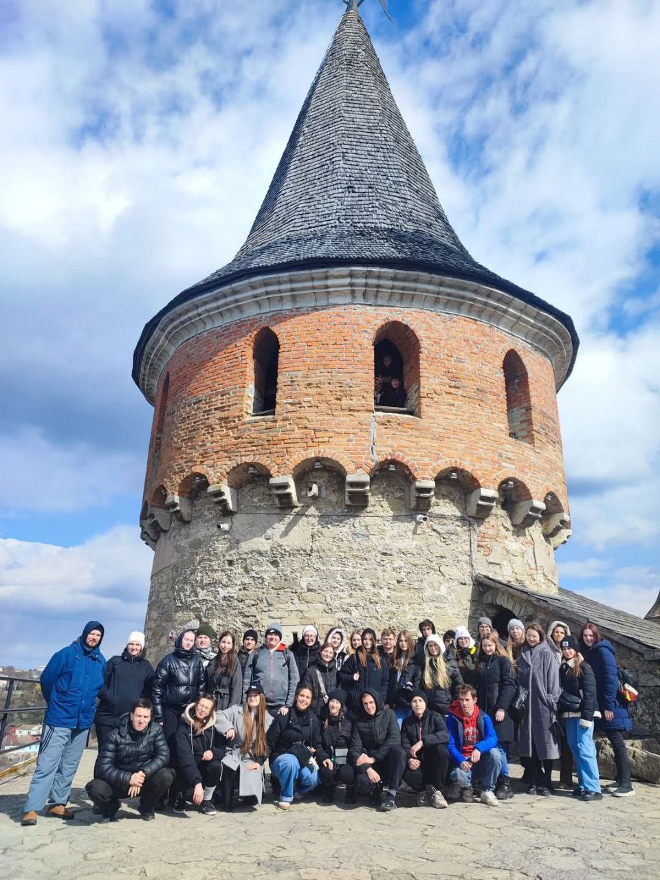  Студенти біля вежі Кам'янець-Подільського замку.jpg